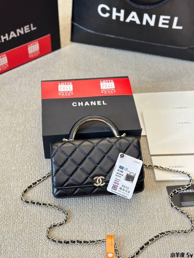小羊皮 Chanel Woc 手提 发财包 小香牛皮最近好多明星都在背 Chanel 19 这款包是由老佛爷karl Lagerfeld 和 Chanel现任创