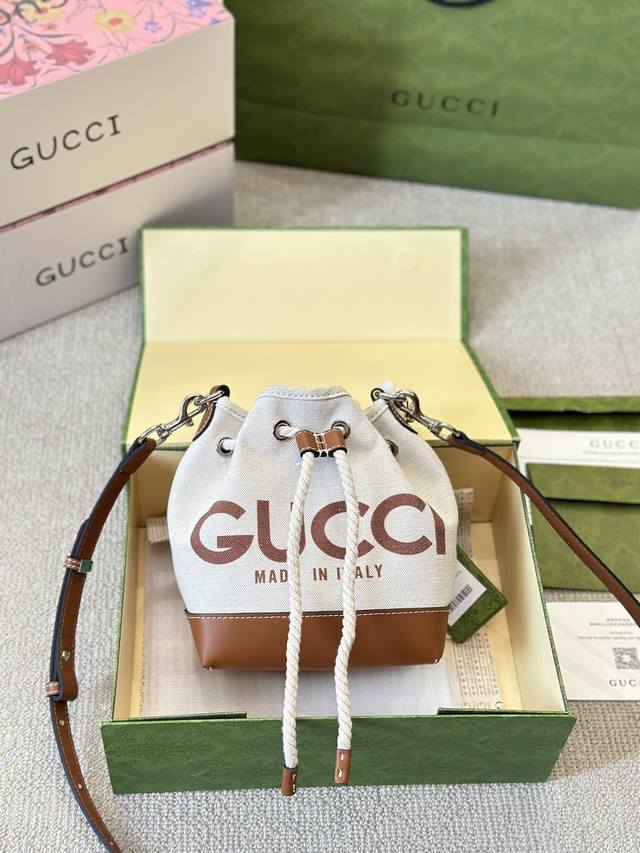 原版布 Gucci ~饰gucci印花迷你肩背包 品牌标志性印花不断焕新演绎，生动彰显品牌别具一格的美学理念。作为 2024早春系列的重要叙事元素，“Gucci