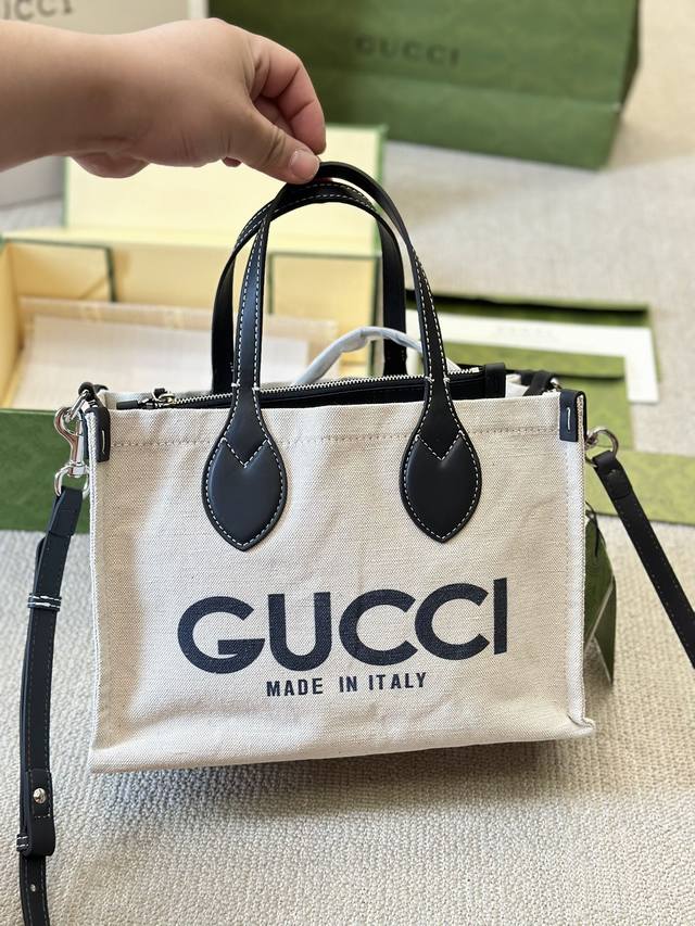 原版布 Gucci居然开窍了！？这次终于不是老包型了的 Gucci 24年早春系列的帆布包着实抓住了我的眼球！ 方方正正的包型、帆布材质、少量五金、米色包身配棕