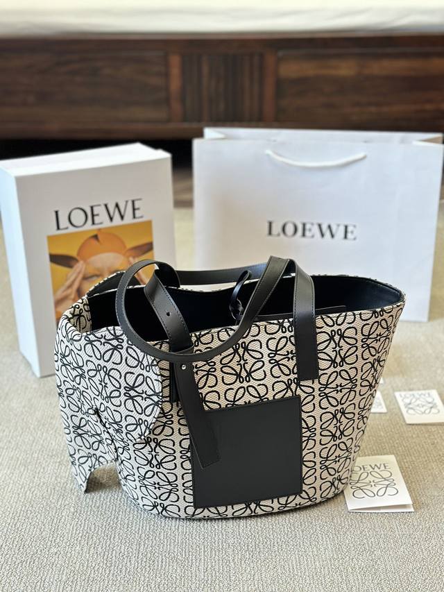 原版布 Loewe 大象菜篮子你 老罗最新黑白大象菜篮子 经典元素的再现与融合、超级精彩 容量大、自重轻随意捧着、抱着、背着，都能得到你想要的那种漫不经心 又很