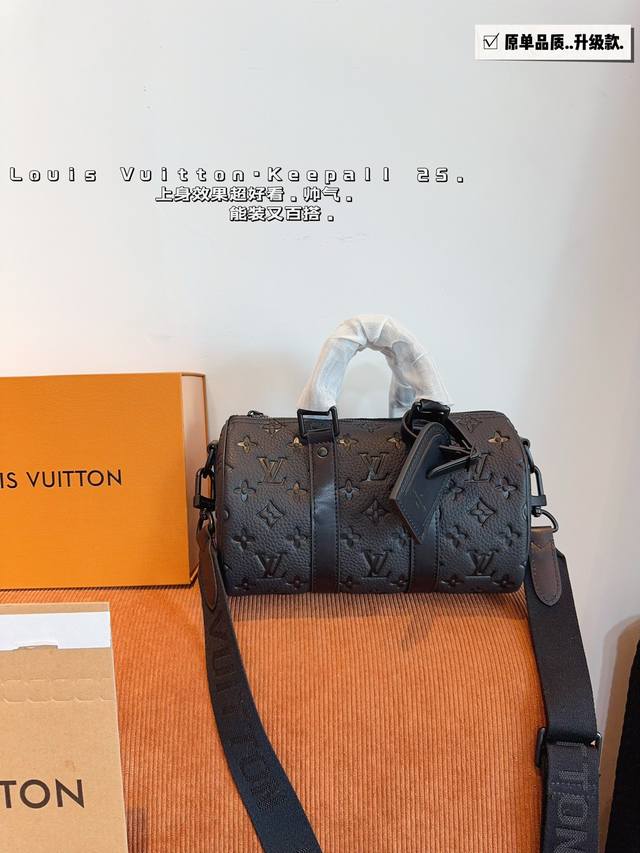配礼盒 Lv X Nigo Keepall25.枕头包 手袋是一款理想的都市手袋。 标志性的造型与经典的 Monogram 帆布，加之多种携带方式和奢华的天然牛