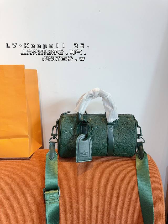 配礼盒 Lv X Nigo Keepall 枕头包 手袋是一款理想的都市手袋。 标志性的造型与经典的 Monogram 帆布，加之多种携带方式和奢华的天然牛皮饰
