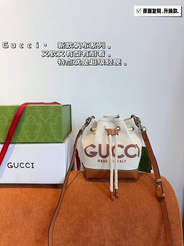 原版布 Gucci ~饰gucci印花迷你肩背包 品牌标志性印花不断焕新演绎，生动彰显品牌别具一格的美学理念。作为 2024早春系列的重要叙事元素，“Gucci