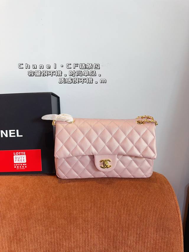 配礼盒 Chanel 香奈儿 Cf链条包 时时刻刻展现最美的你。可单肩，斜挎，尽显女人优雅气质 是一款超级百搭的休闲链条包尺寸 ：27*7*17Cm
