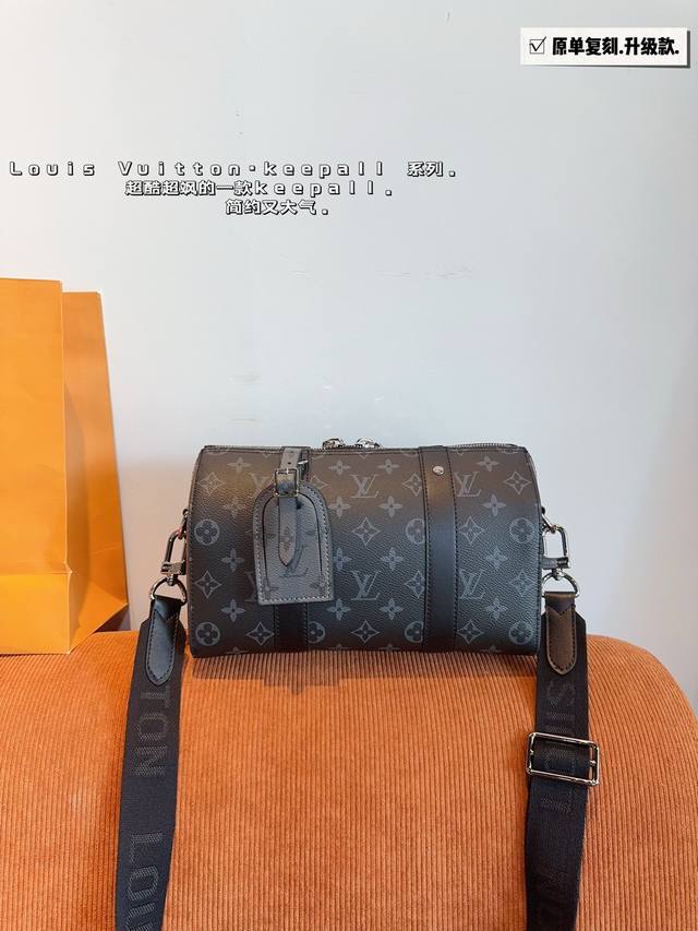 配礼盒. Lv X Nigo Keepall Xs 枕头包 手袋是一款理想的都市手袋。 标志性的造型与经典的 Monogram 帆布，加之多种携带方式和奢华的天