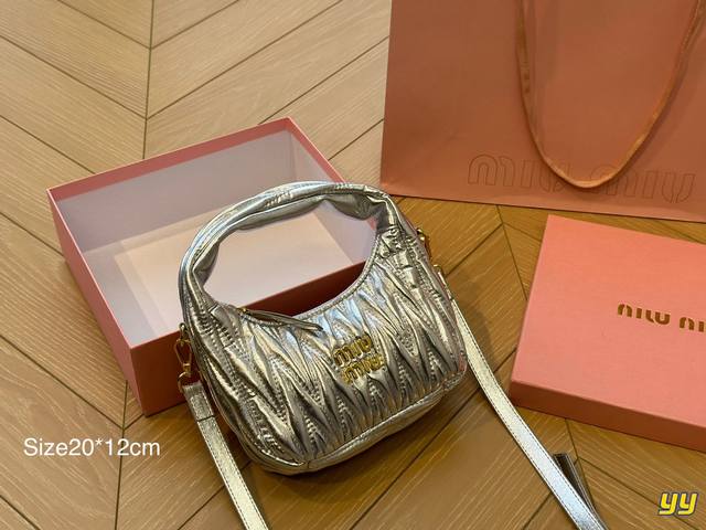 折叠盒 尺寸20*12 Miu Miu Hobo手提包 又酷又有颜 最佳出行单品 颜值很到位 实用性非常可 - 点击图像关闭