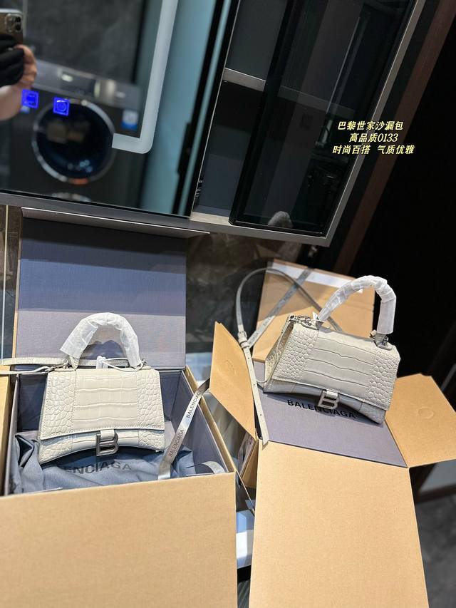 礼盒包装 Balenciaga 巴黎世家本季重磅hourglass沙漏包，独特的标志性弧线形状造型极具辨识度，一眼就让人眼前一亮呀超炫酷！表面光滑平整，外观呈现