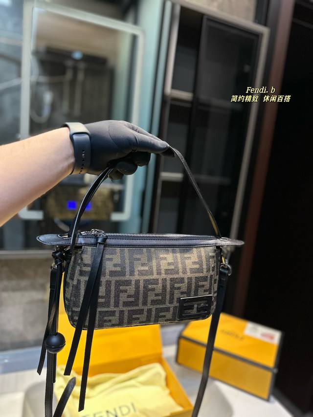 Fendi Vintage法棍包 2024年米兰时装周街拍中，潮人们背的最多的包包大概就是fendi芬迪的这款腋下包了 经典布料 有种慵慵懒懒的街头风。戚薇、R