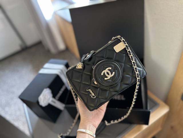 折叠礼盒官网飞机盒” Chanel 24S心心念念的相机 包终于来了 千呼万唤始出来24S春夏系列全球限量版收藏家专享24S全球限量版！Camera Bag V
