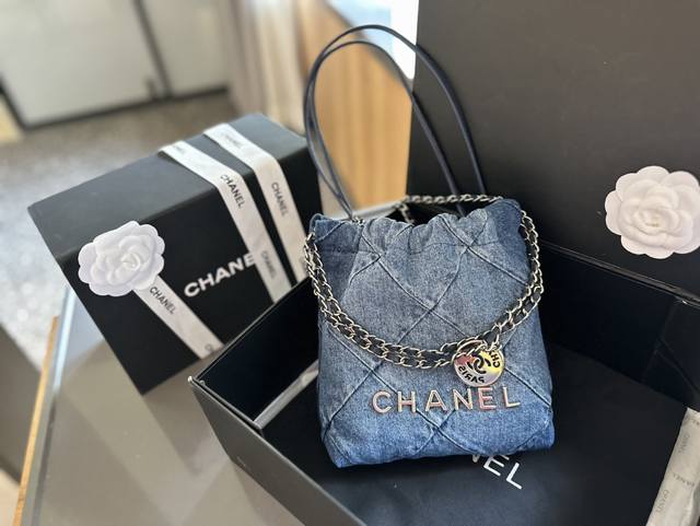 折叠礼盒包装 Chanel 22Bag 以数字命名的“垃圾袋” 2021 年10 月，Chanel 品牌艺术总监virginie Viard在2022年春夏 时
