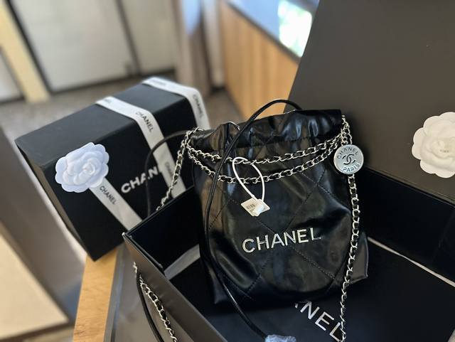折叠礼盒 Chanel香奈儿 全新尺寸 Mini 垃圾袋 Bag 手感超级好 原版五金 超级大牌 以华丽高贵的外形成为当下最炙手可热之作人手必备，明星热捧，精匠