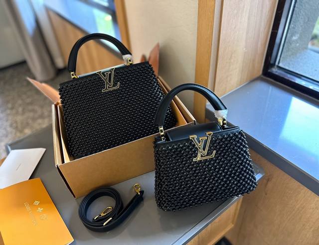 折叠礼盒包装 Lv Capucines 作为lv代表性高定包款之一的capucines手袋，每一季都会尝试不同的设计，并搭配新配色、新材质与新饰面。更加高端气质