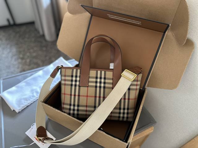 折叠礼盒包装 不得不说burberry的格子托特真的超耐看在各大牌购物袋频出的时代 还能稳稳站住一角有种越品越好品的魅力burberry托特包包。你值得拥有25
