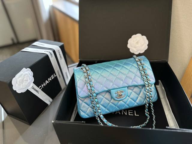 折叠礼盒 Chanel 真的是入了chanel 2. 55的 Cf 绝美细闪 超高级 真的一定要买！买的中号比cf的中号大，非常适合秋冬出门装很多零碎东西 千万