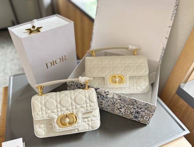 折叠礼盒包装 Dior New 新款dior Jolie 手提包 2024春夏新品，小牛皮材质，兼具优雅气质与实用功能，藤格纹多层设计，容量最佳！搭配可拆卸手柄