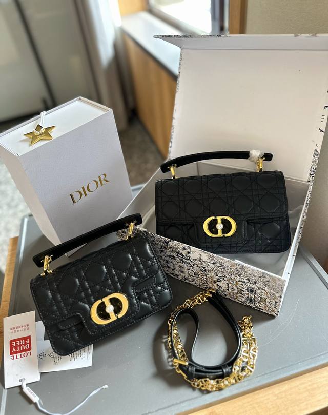 折叠礼盒包装 Dior New 新款dior Jolie 手提包 2024春夏新品，小牛皮材质，兼具优雅气质与实用功能，藤格纹多层设计，容量最佳！搭配可拆卸手柄