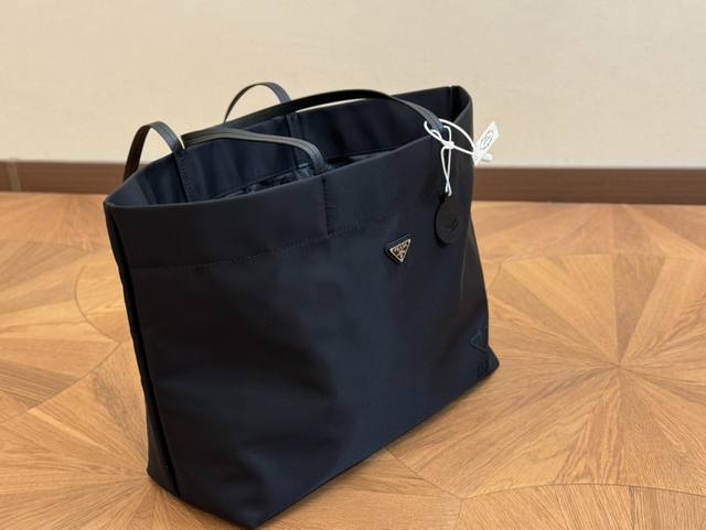 Size：38.32Cm 普拉达 经典购物袋！ 够大够方便！ 作为prada购物袋入门级手袋，它的的确确是一直实用且耐用的款， 轻便舒适又实用！