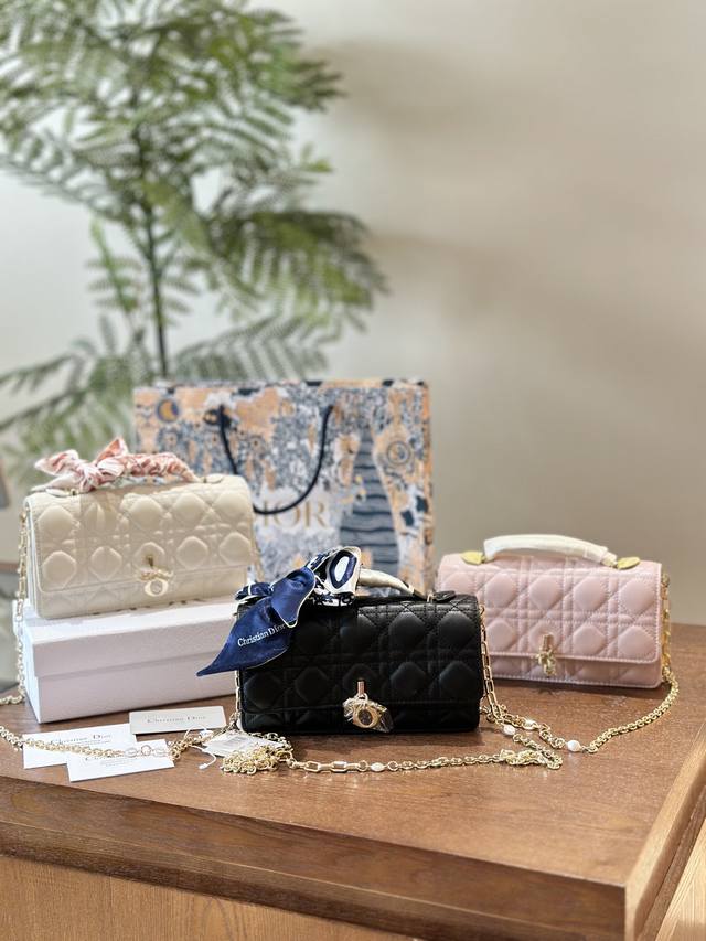 Dior家新款woc羊皮包 手机包 精致珍珠搭配链条真的超级美进口羊皮材质 尺寸: 19*10 全套礼盒包装