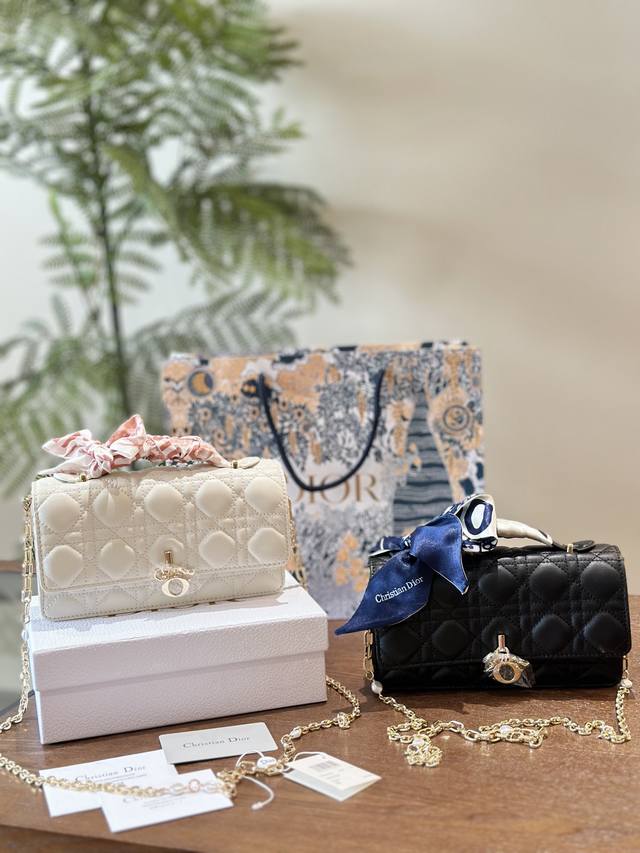 Dior家新款woc羊皮包 手机包 精致珍珠搭配链条真的超级美进口羊皮材质 尺寸: 19*10 全套礼盒包装 - 点击图像关闭