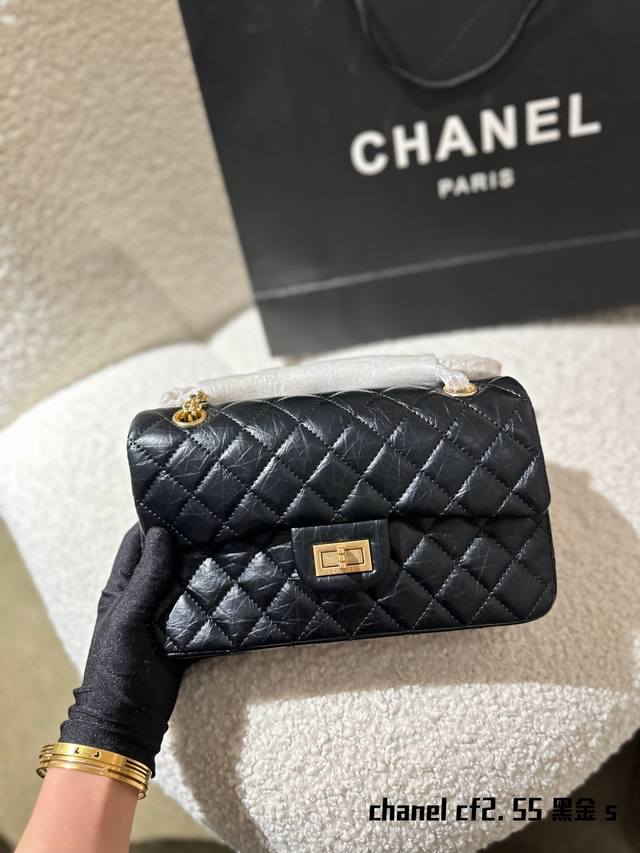 Chanel Cf 2.55 中号 无论你身着什么衣服，一只香奈儿手袋, 都能给你的装扮增添一抹时髦的颜色。 优雅通勤又温柔，经典复古，人群中的c位 司以轻松搭 - 点击图像关闭