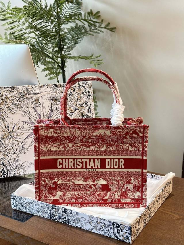 配盒子包装 专柜丝带 迪奥原单Dior托特 托特包是Dior包包中辨识度最高的，老花和刺绣都非常经典耐看。容量大自重轻，日常通勤.上班出差旅行都很方便。 BOO