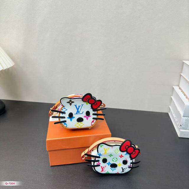 配礼盒 可爱实用零钱包 Lv&Hello Kitty 零钱包 哪个妹妹能拒绝 这么可爱的乖乖 尺寸10.7cm
