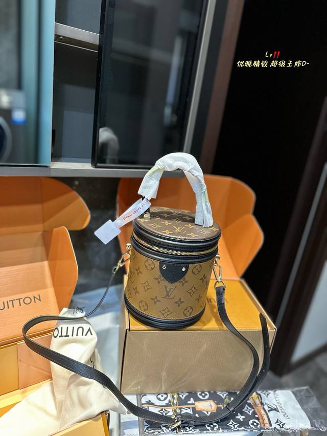 折叠飞机礼盒 路易威登LV 发财桶 水桶包 一个名字听起来挺厉害的女设计师借鉴“LV家一款叫 Cannes80年代的化妆箱”，然后融合一些老厉害的时尚元素，估计