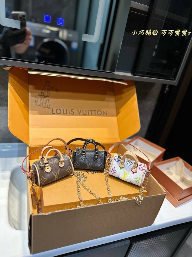 给你的哈基米也安排--个小包包吧 Louis Vuitton路易威登Iv迷你手提枕头包挂件 SPEEDY MONOGRAM包饰M00544 章本款Speedy