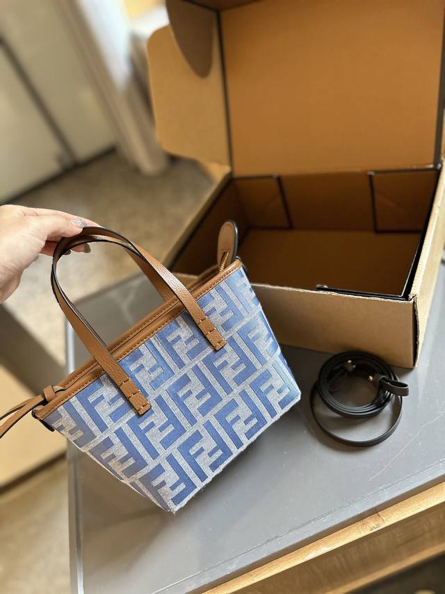 折叠礼盒包装 FEMDI这个小包可太好看了 推荐指数超高fendi这个小包包，可以斜背可以手拎真的好好看 尺寸20*15cm