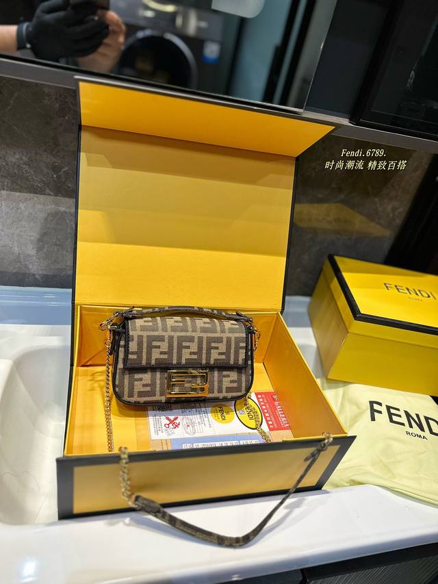 礼盒包装 Fendi Vintage法棍包 2023年米兰时装周街拍中，潮人们背的最多的包包大概就是Fendi芬迪的这款腋下包了 经典布料 有种慵慵懒懒的街头风