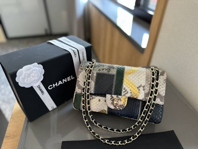 头层牛皮 折叠礼盒 Chanel 真的是入了Chanel 2. 55的 cf 绝美细闪 超高级 真的一定要买！买的中号比cf的中号大，非常适合秋冬出门装很多零碎