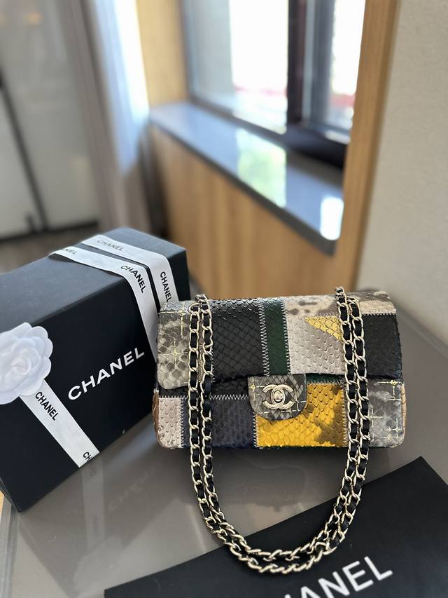 头层牛皮 折叠礼盒 Chanel 真的是入了Chanel 2. 55的 cf 绝美细闪 超高级 真的一定要买！买的中号比cf的中号大，非常适合秋冬出门装很多零碎