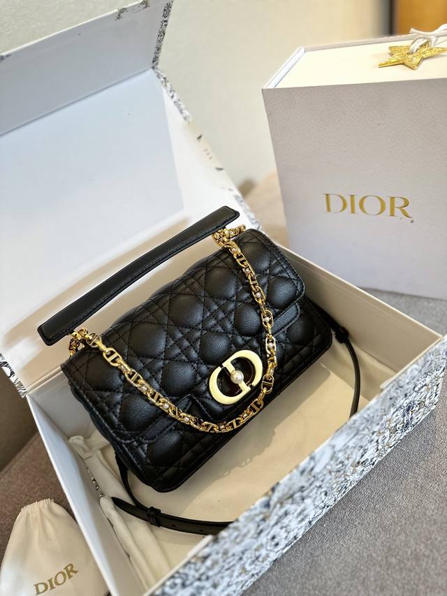 羊皮 折叠礼盒包装 DIOR NEW 新款Dior Jolie 手提包 2024春夏新品，小牛皮材质，兼具优雅气质与实用功能，藤格纹多层设计，容量最佳！搭配可拆