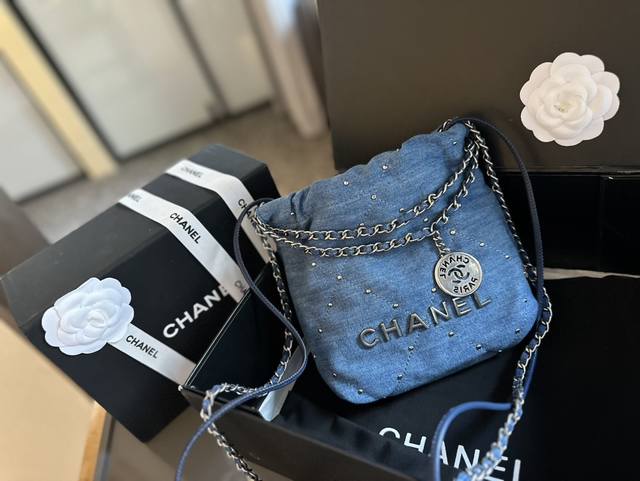 折叠礼盒包装 CHANEL 22BAG 以数字命名的“垃圾袋” 2021 年10 月，Chanel 品牌艺术总监Virginie Viard在2022年春夏 时 - 点击图像关闭