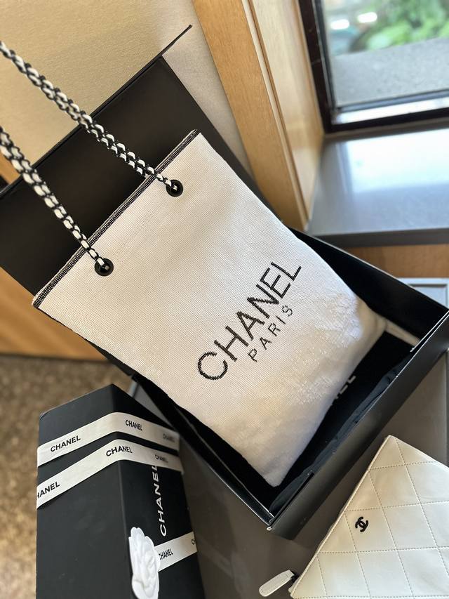 Chanel 亮片托特包 慵懒随性又好背 上身满满的惊喜 高级慵懒又随性 彻底心动的一只 size：35 38cm