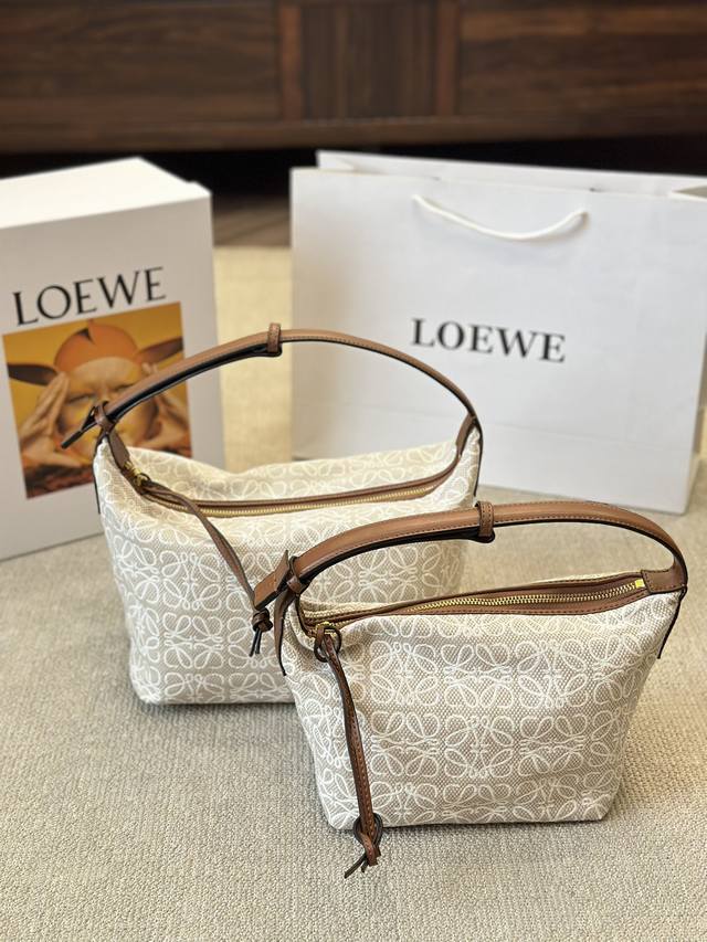 原版布 Loewe 24ss最新款腋下包 cubi便当包 这一季的快乐是 loewe cubi 绣花设计自带高级感 肩带的调节功能真的十分特别哦！ 没有过多的繁