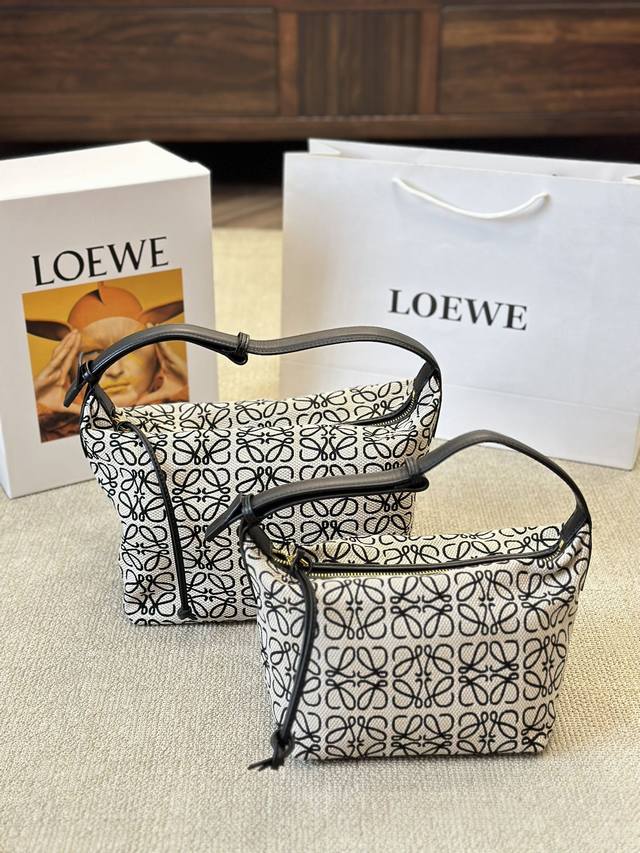 原版布 Loewe 24ss最新款腋下包 cubi便当包 这一季的快乐是 loewe cubi 绣花设计自带高级感 肩带的调节功能真的十分特别哦！ 没有过多的繁