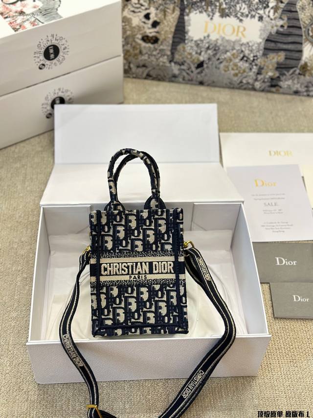 原版布 Dior 24Fall新款Book Tote手机包 包包 本次的包包造型更小巧可爱搭配肩带可手拎可肩背此次有高定元素的豹纹和oblique印花2款 起钱