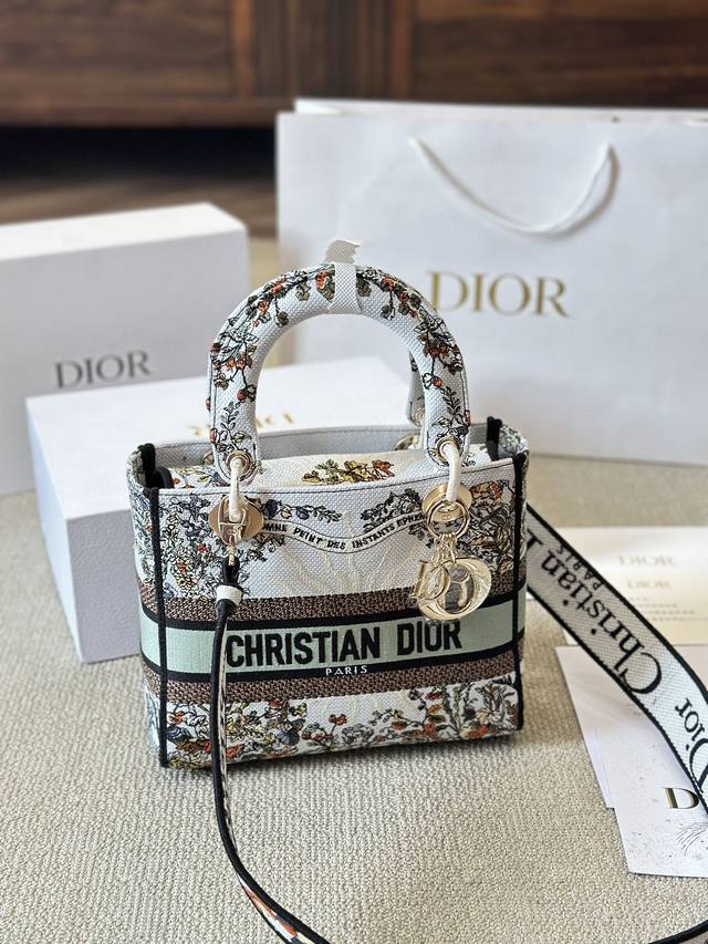 顶级原单 Dior Lady D-Lite刺绣包明星同款 刺绣戴妃配斜挎带 D家最具有代表性的包包,拥有众多的粉丝~D家 lady D-Lite～诞生于20世纪