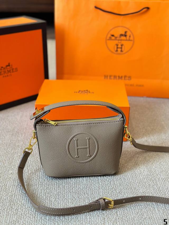 Hermès 爱马仕 饭盒包 高端质量 专柜最新款进口荔枝纹 明星同款 原版质量 ，Hermès每个女孩的必备品 尺寸：18 15cm