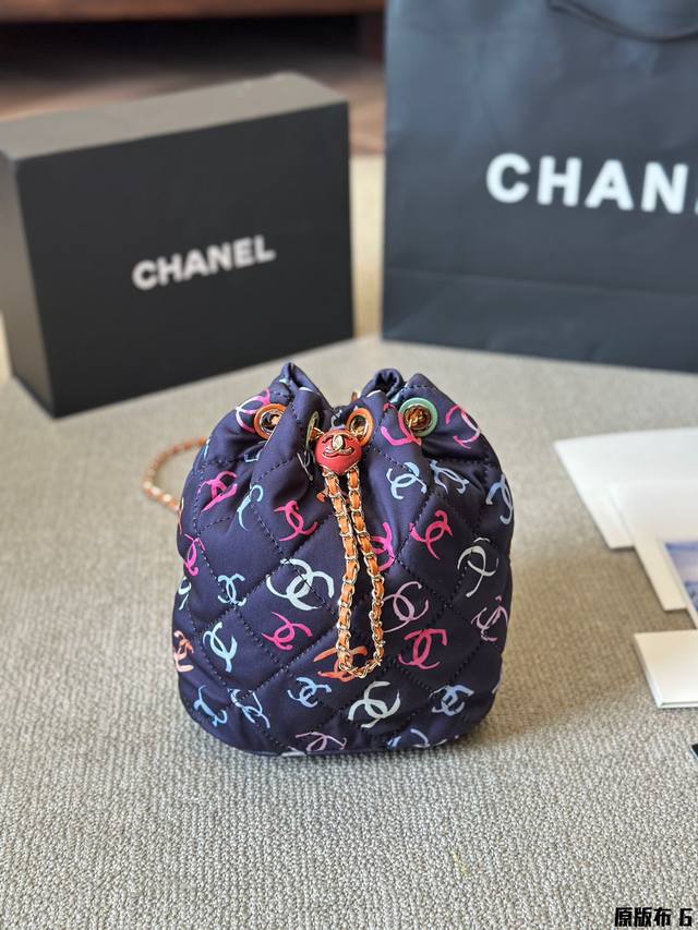 原版布 Chanel 水桶包 慵懒随性又好背 上身满满的惊喜 高级慵懒又随性 彻底心动的一只 size：19 22cm