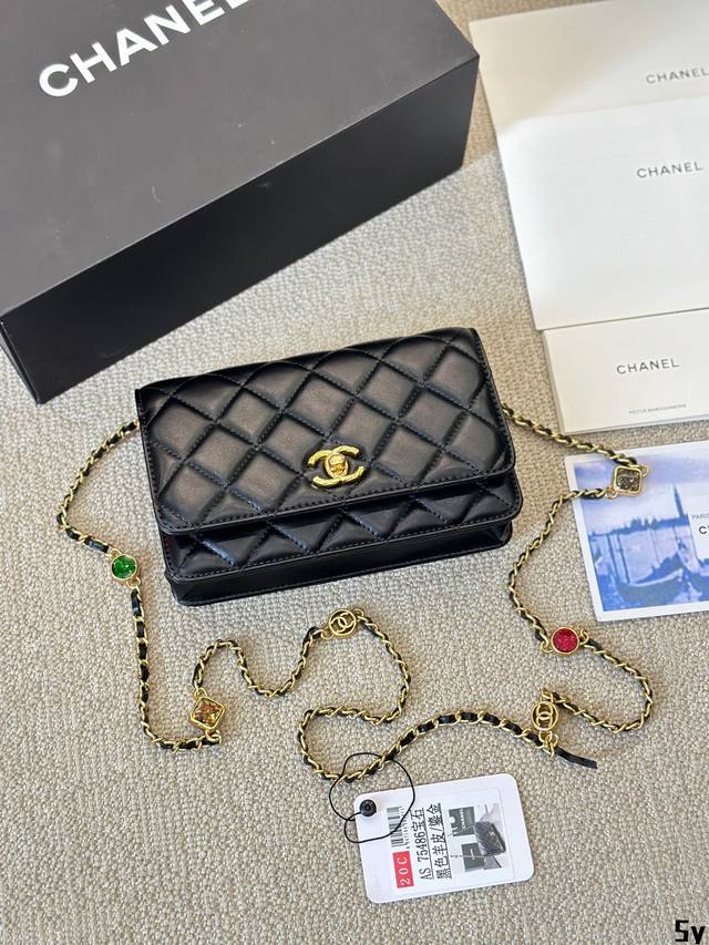 牛皮版本 chanel 2024新Woc 宝石 发财包 小香牛皮最近好多明星都在背Chanel 19 这款包是由老佛爷Karl Lagerfeld和Chanel
