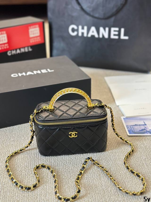 牛皮版本 新品 Chanel 23K 长盒子 白色化妆包 低调优雅的钌银色手柄镶嵌小钻石： 近看很精致，走到哪都能美美哒～ 五金：全铜钌银色 尺寸：16 11c