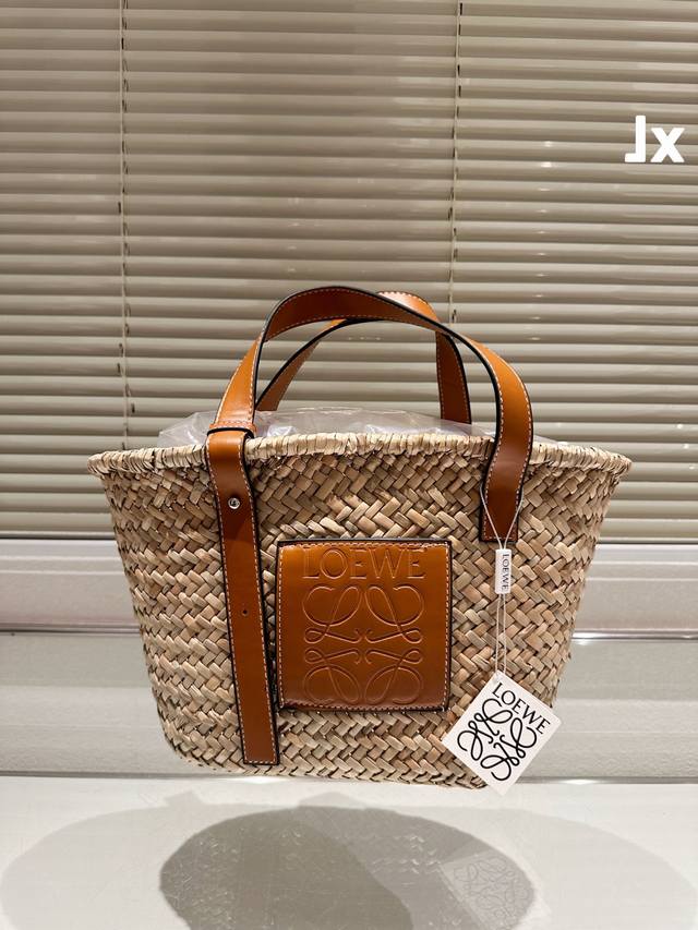 Loewe罗意威 21夏季新款草编包Basket Bag 菜篮子 编织拼皮购物袋沙滩度假手提包。尺寸：28 21cm