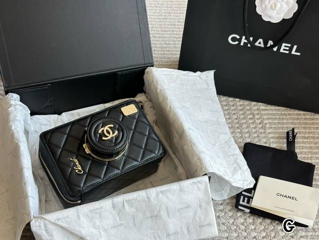 王一博在巴黎香奈儿2024大秀看中的相机包 Chanel S S 2024 香奈儿秋冬大秀上配饰包包同样亮眼比如这款相机包外形酷似相机 包身使用的是香奈儿经典的