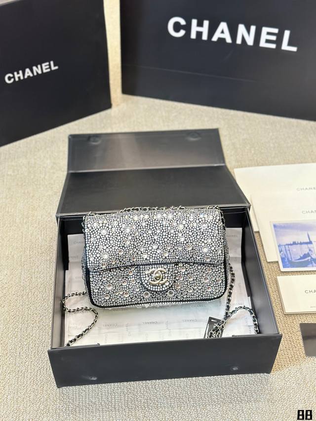 Chanel 新款夏季24s 最美的一款钻石晚宴包 香奈儿 Aew新款夏季！24s 最美的一款钻石晚宴包之一 影全身都散发着光芒bling bling 量小号 - 点击图像关闭