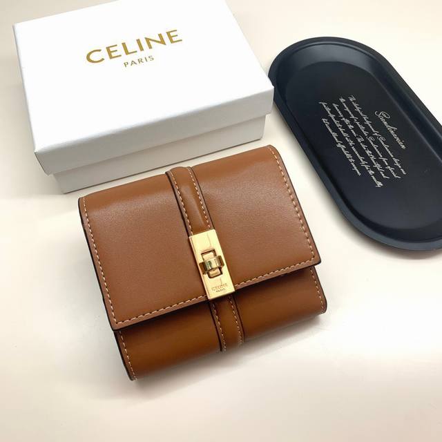 Celine 10523颜色 黑 棕尺寸 11*10*5 Celine短式钱包非常炫美的一个系列，专柜同步，采用头层牛皮，精致时尚！