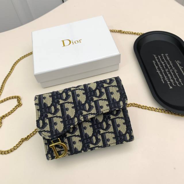 Dior 94005颜色 黑色 灰色尺寸 10.5*7 Dior 专柜最新款出货！D家新款马鞍小包出货！小小一只，能放十几张卡和几张现金，对于现在人来说足够用了