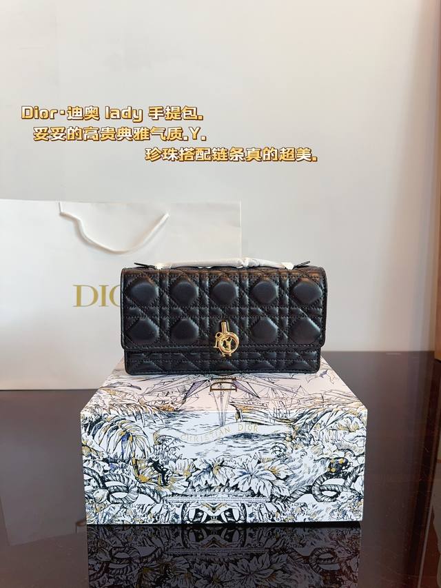 配礼盒 Dior 新款Miss woc 链条包 羊皮纹 颜值在线 推荐 整个拿捏了非常靓好搭配 尺寸：21*4*11cm