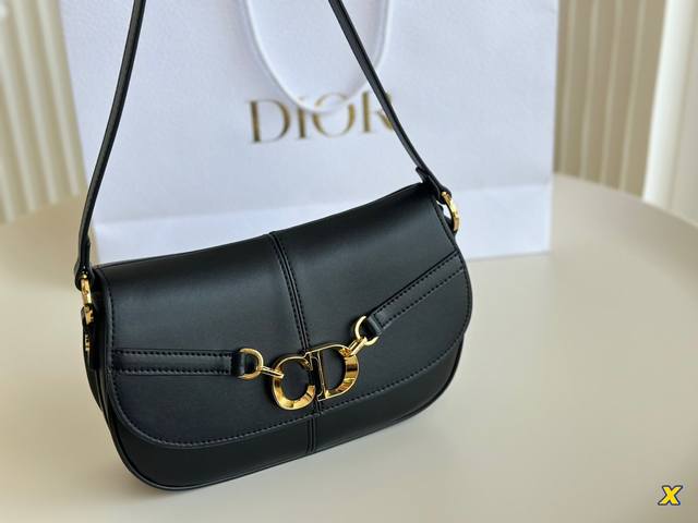 折叠盒 新款Dior Besace系列柔和奢华的气质啦～金色CD标志扣件在简洁的设计中添加了一抹亮眼的高级感～每一次佩戴都能感受到柔美的线条与婉转的设计语言超迷 - 点击图像关闭